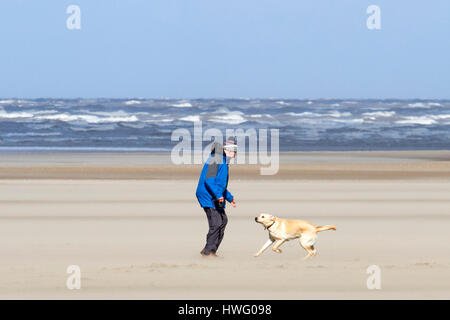 Southport, Merseyside. Großbritannien Wetter. 21. März 2017. Blauer Himmel und Frühling Sonnenschein über Southport in Merseyside heute als Leiter der Menschen, das Meer, die Sonne genießen. Bildnachweis: Cernan Elias/Alamy Live-Nachrichten Stockfoto