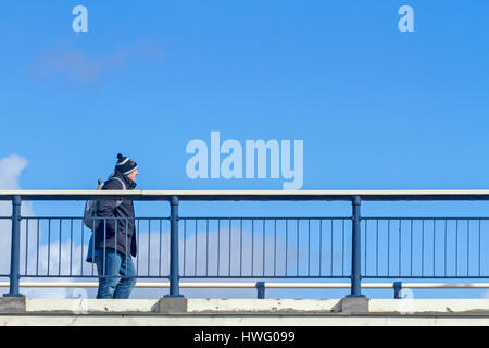 Southport, Merseyside. Großbritannien Wetter. 21. März 2017. Blauer Himmel und Frühling Sonnenschein über Southport in Merseyside heute als Leiter der Menschen, das Meer, die Sonne genießen. Bildnachweis: Cernan Elias/Alamy Live-Nachrichten Stockfoto