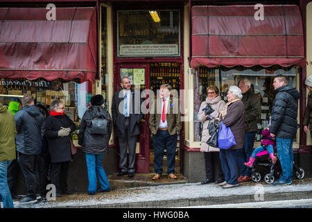 Clitheroe, UK. 21. März 2017. Königlicher Besuch von Prinz Charles in Clitheroe, lokale Einzelhändler zu sehen, die die Stadt Essen Festival - später im Jahr stattfinden zu unterstützen. Dieses Bild Andrew Byrne wartet auf die Ankunft des Fürsten trotz der schlechten Wetterbedingungen am Byrnes Weinhändler. Bildnachweis: STEPHEN FLEMING/Alamy Live-Nachrichten Stockfoto