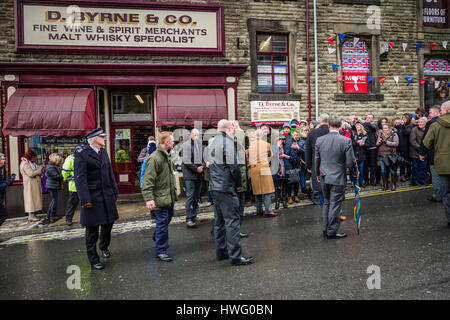 Clitheroe, UK. 21. März 2017. Königlicher Besuch von Prinz Charles in Clitheroe, lokale Einzelhändler zu sehen, die die Stadt Essen Festival - später im Jahr stattfinden zu unterstützen. Dieses Bild Anwohner treffen der Prinz trotz der schlechten Wetterbedingungen am Byrnes Weinhändler. Bildnachweis: STEPHEN FLEMING/Alamy Live-Nachrichten Stockfoto