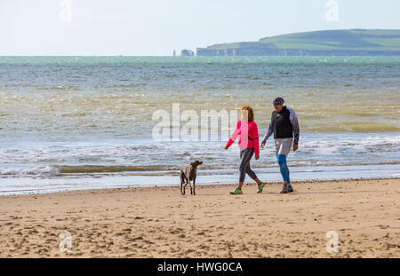 Bournemouth, Dorset, UK. 21. März 2017. UK-Wetter: Bournemouth genießt einen schönen sonnigen Tag als Besucher gehen ans Meer machen das Beste aus der Sonne an den Stränden von Bournemouth. Ehepaar und Hund genießen Sie einen Spaziergang entlang der Meeresküste Credit: Carolyn Jenkins/Alamy Live News Stockfoto