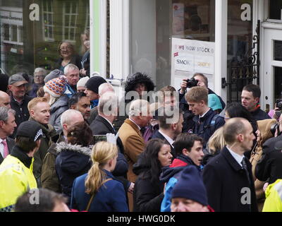 Clitheroe, Lancashire, UK. 21. März 2017. Prince Of Wales trotzt Winterwetter und Massen an Clitheroe auf seiner Tour von lokalen Unternehmen erfüllt. Clitheroe, Lancashire, UK Credit: Sue Burton/Alamy Live-Nachrichten Stockfoto