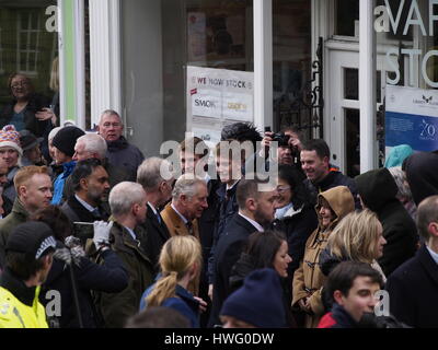 Clitheroe, Lancashire, UK. 21. März 2017. Prince Of Wales trotzt Winterwetter und Massen an Clitheroe auf seiner Tour von lokalen Unternehmen erfüllt. Clitheroe, Lancashire, UK Credit: Sue Burton/Alamy Live-Nachrichten Stockfoto