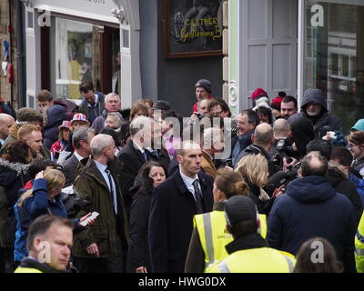 Clitheroe, Lancashire, UK. 21. März 2017. Prince Of Wales trotzt Winterwetter und Massen an Clitheroe auf seiner Tour von lokalen Unternehmen erfüllt. Clitheroe, Lancashire, UK Credit: Sue Burton/Alamy Live-Nachrichten Stockfoto