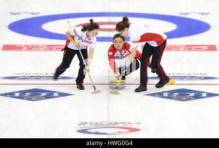 Peking, China. 21. März 2017. Wang Bingyu (C) von China tritt während der Frauen Curling Championship Round-Robin-Match gegen Dänemark in Peking, Hauptstadt von China, 21. März 2017. China gewann 7-5. Bildnachweis: Ju Huanzong/Xinhua/Alamy Live-Nachrichten Stockfoto