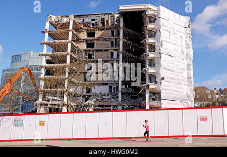 Brighton, UK. 21. März 2017. Abbrucharbeiten weiter auf der alten Europa-Zentrale von American Express als Hochzeitstorte in Brighton bekannt. Die neue American Express Büros bereits um die Ecke Kredit gebaut: Simon Dack/Alamy Live News Stockfoto