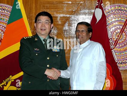 Colombo, Sri Lanka. 20. März 2017. Sri Lankan President Maithripala Sirisena (R) schüttelt Hände mit chinesischen Staatsrat, Verteidigungsminister Chang Wanquan in Colombo, Sri Lanka, 20. März 2017. Bildnachweis: Huang Haimin/Xinhua/Alamy Live-Nachrichten Stockfoto