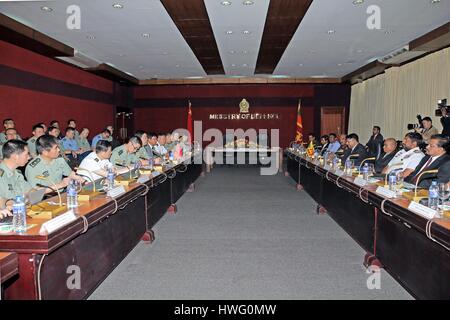 Colombo, Sri Lanka. 20. März 2017. Chang Wanquan (5 L), chinesischen Staatsrat und Verteidigungsminister, führt Gespräche mit Sri Lanka Staat Minister der Verteidigung Ruwan Wijewardene (4. R) in Colombo, Sri Lanka, 20. März 2017. Bildnachweis: Huang Haimin/Xinhua/Alamy Live-Nachrichten Stockfoto