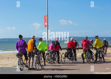 Bournemouth, Dorset, UK. 21. März 2017. UK-Wetter: Bournemouth genießt einen schönen sonnigen Tag als Besucher gehen ans Meer machen das Beste aus der Sonne an den Stränden von Bournemouth. Bunten Radfahrer zu stoppen, für eine Pause vom Radfahren entlang der Promenade Credit: Carolyn Jenkins/Alamy Live News Stockfoto