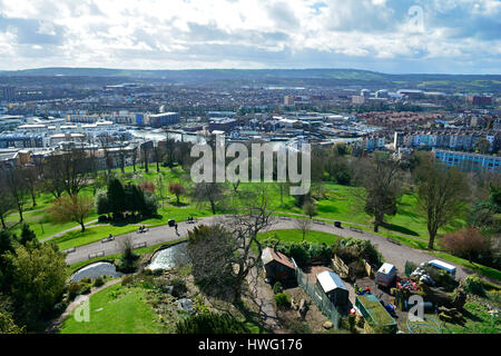 Bristol, UK. 21. März 2017. Großbritannien Wetter. Bristol ist der besten Ort, um von der Sunday Times in Leben gewählt. Bilder zeigen eine Luftaufnahme der Stadt ergriffen von der Spitze der Cabot Tower an einem schönen sonnigen Tag, befindet sich der Park Street in Bristol. Obligatorische Quellenangabe Kredit: Robert Timoney/Alamy Live News Stockfoto