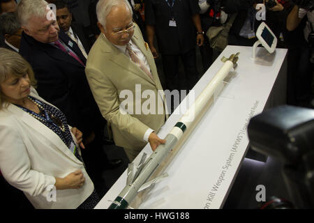 Langkawi, Malaysia. 21. März 2017. Malaysische Premierminister Najib Razak besucht Aussteller in Verbindung mit LIMA Expo Credit: Chung Jin Mac/Alamy Live News Stockfoto