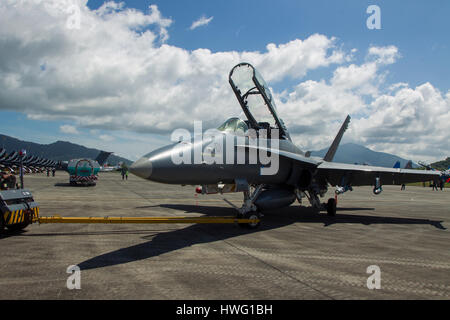 Langkawi, Malaysia. 21. März 2017. F18 Hornet geschleppt zum Parkplatz bei der LIMA Expo Credit: Chung Jin Mac/Alamy Live News Stockfoto