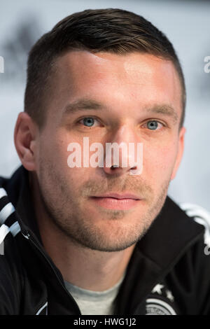 Dortmund, Deutschland. 21. März 2017. Lukas Podolski spricht während einer Pressekonferenz des deutschen Fußball-Nationalmannschaft in Dortmund, Deutschland, 21. März 2017. Die deutsche Nationalmannschaft trifft England in ein bevorstehendes Spiel auf der 22. März 2017. Foto: Marius Becker/Dpa/Alamy Live News Stockfoto