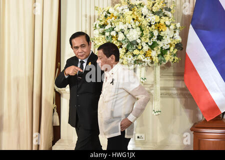 Bangkok, Thailand. 21. März 2017. Thailändische Premierminister Prayuth Chan-Ocha (L) spricht mit dem Besuch der philippinische Präsident Rodrigo Duterte am Government House in Bangkok, Thailand, 21. März 2017. Bildnachweis: Li Mangmang/Xinhua/Alamy Live-Nachrichten Stockfoto