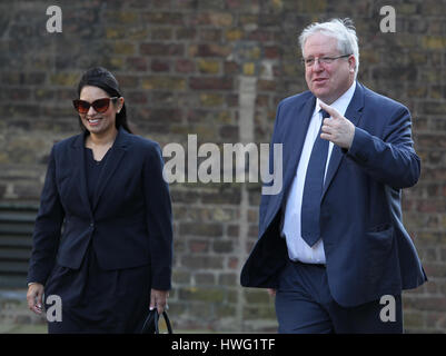 London, Großbritannien. 21 Mär, 2017. priti Patel mp Minister für internationale Entwicklung und Patrick mcloughlin Kanzler des Herzogtums Lancaster gesehen die Teilnahme an der wöchentlichen Kabinettssitzung in Downing Street. Credit: Wfpa/alamy leben Nachrichten Stockfoto