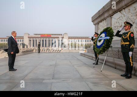 Peking, China. 21. März 2017. Der israelische Ministerpräsident Benjamin Netanyahu stellt einen Kranz auf dem Denkmal für die Helden des Volkes auf dem Tiananmen Square in Peking, Hauptstadt von China, 21. März 2017. Bildnachweis: Cui Xinyu/Xinhua/Alamy Live-Nachrichten Stockfoto