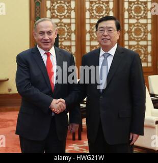 Peking, China. 21. März 2017. Zhang Dejiang (R), Vorsitzender des ständigen Ausschusses China des nationalen Volkskongresses, trifft sich mit israelischen Premierminister Benjamin Netanyahu in Peking, Hauptstadt von China, 21. März 2017. Bildnachweis: Liu Weibing/Xinhua/Alamy Live-Nachrichten Stockfoto