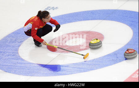 Peking, China. 21. März 2017. Wang Bingyu China tritt während der Frauen Curling Championship Round-Robin-Match gegen die Vereinigten Staaten in Peking, Hauptstadt von China, 21. März 2017. China verlor 5-7. Bildnachweis: Ju Huanzong/Xinhua/Alamy Live-Nachrichten Stockfoto