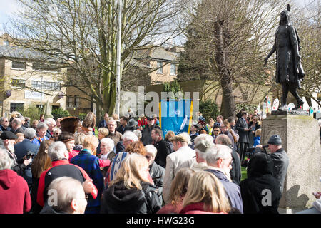 Gravesend, Kent, Vereinigtes Königreich. 21. März 2017. Die Stadt Gravesend hat den 400. Jahrestag der Beerdigung von Pocahontas mit einer Parade durch die Stadt, gefolgt von einem Dienst der Erinnerung in der St.-Georgs-Kirche, unter denen ihre sterblichen Überreste sind markiert. Die Ereignisse wurden von indianischen Gästen besucht und Wasser aus Virginia erschien auf der Themse. Rob Powell/Alamy Live-Nachrichten Stockfoto