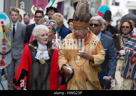 Gravesend, Kent, Vereinigtes Königreich. 21. März 2017. Die Stadt Gravesend hat den 400. Jahrestag der Beerdigung von Pocahontas mit einer Parade durch die Stadt, gefolgt von einem Dienst der Erinnerung in der St.-Georgs-Kirche, unter denen ihre sterblichen Überreste sind markiert. Die Ereignisse wurden von indianischen Gästen besucht und Wasser aus Virginia erschien auf der Themse. Rob Powell/Alamy Live-Nachrichten Stockfoto