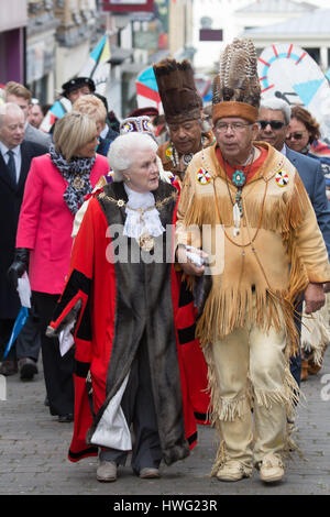 Gravesend, Kent, Vereinigtes Königreich. 21. März 2017. Die Stadt Gravesend hat den 400. Jahrestag der Beerdigung von Pocahontas mit einer Parade durch die Stadt, gefolgt von einem Dienst der Erinnerung in der St.-Georgs-Kirche, unter denen ihre sterblichen Überreste sind markiert. Die Ereignisse wurden von indianischen Gästen besucht und Wasser aus Virginia erschien auf der Themse. Rob Powell/Alamy Live-Nachrichten Stockfoto