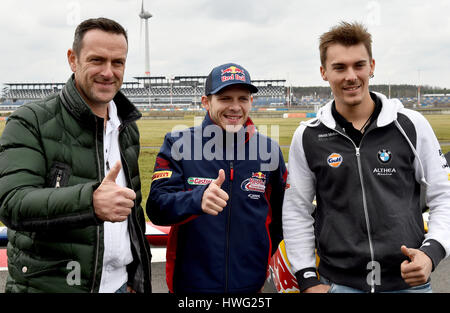 Superbike Fahrer Stefan Bradl (C) und Markus Reiterberger (R) und der Gewinner von der Red Bull Air Race Serie 2016 Matthias Dolderer (L) auf einer Pressekonferenz vor der kommenden Saison auf dem EuroSpeedway in Klettwitz, Deutschland, 21. März 2017 zu verfolgen. Die Strecke wird die Superbike-WM, DTM, ADAC GT Masters und der Red Bull Air Race World Championship veranstalten. Foto: Bernd Settnik/Dpa-Zentralbild/dpa Stockfoto