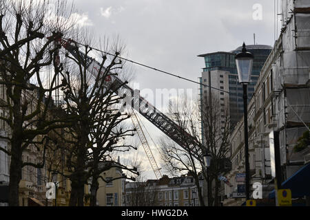 Earls Court, London, UK. 21. März 2017. Die Welten größte Schwerarbeit Kran arbeitet im Earls Court. Bildnachweis: Matthew Chattle/Alamy Live-Nachrichten Stockfoto