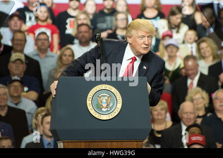 Louisville, Kentucky, USA. 20. März 2017: Präsident Donald J. Trump befasst sich eine Menschenmenge bei einer Kundgebung in Freiheit Halle in Louisville, Kentucky, am 20. März 2017. Bildnachweis: Joe Tabb/Alamy Live-Nachrichten Stockfoto