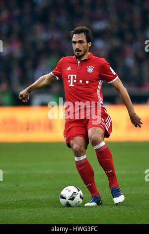 Mönchengladbach, Deutschland. 19. März 2017. Bayern Mats Hummels auf den ball während der deutschen Fußball-Bundesliga-Fußball-match zwischen Borussia Moenchengladbach und Bayern München im Borussia-Park-Stadion in Mönchengladbach, Deutschland, 19. März 2017. Foto: Federico Gambarini/Dpa/Alamy Live News Stockfoto