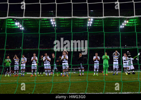 Mönchengladbach, Deutschland. 19. März 2017. Die Gladbacher Team begrüßen ihre Fans am Ende der deutschen Bundesliga-Fußballspiel zwischen Borussia Moenchengladbach und Bayern München im Borussia-Park-Stadion in Mönchengladbach, Deutschland, 19. März 2017. Foto: Federico Gambarini/Dpa/Alamy Live News Stockfoto