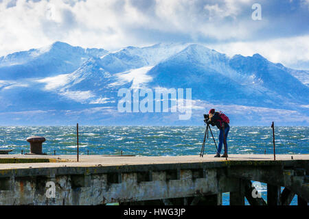 Portencross, Ayrshire, Großbritannien. 21. März 2017. Starke kalte Winde im Portencross Schloss über den Firth of Clyde und starkem Schneefall auf Goatfell Berg auf der Insel Arran fallen, sind nicht genug, um die kühnsten Fotografen abschrecken. Bildnachweis: Findlay/Alamy Live-Nachrichten Stockfoto