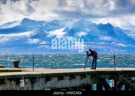 Portencross, Ayrshire, Großbritannien. 21. März 2017. Starke kalte Winde im Portencross Schloss über den Firth of Clyde und starkem Schneefall auf Goatfell Berg auf der Insel Arran fallen, sind nicht genug, um die kühnsten Fotografen abschrecken. Bildnachweis: Findlay/Alamy Live-Nachrichten Stockfoto