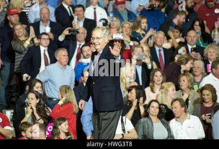 Louisville, Kentucky, USA. 20. März 2017: 20. März 2017: Senat-Majorität Führer Mitch McConnell befasst sich mit die Masse vor Präsident Donald Trump auf einer Kundgebung in Freiheit Halle in Louisville, Kentucky, am 20. März 2017. Stockfoto