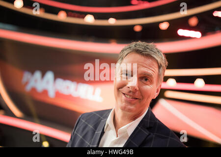 Hürth, Deutschland. 21. März 2017. Moderator Joerg Pilawa am Set von der deutschen TV-Quiz-Show "Paarduell" ("paar Duell") in Hürth, Deutschland, 21. März 2017. Foto: Rolf Vennenbernd/Dpa/Alamy Live News Stockfoto