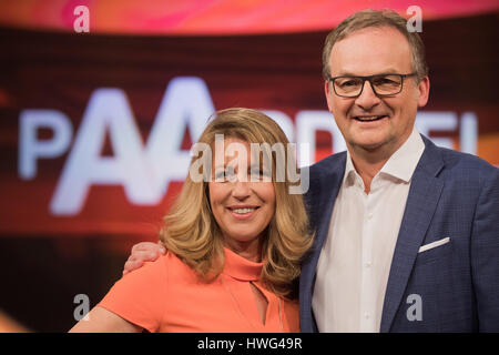 Hürth, Deutschland. 21. März 2017. Journalist Ehepaar Anne Gesthuysen und Frank Plasberg am Set von der deutschen TV-Quiz-Show "Paarduell" ("paar Duell") in Hürth, Deutschland, 21. März 2017. Becker wird in der Show mit ihrem Ehemann am 21. April zu Gesicht Journalist paar Gesthuysen und Plasberg angezeigt. Foto: Rolf Vennenbernd/Dpa/Alamy Live News Stockfoto