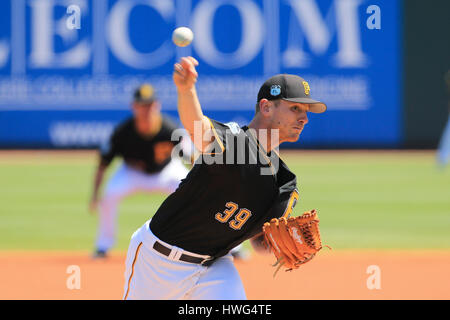 Bradenton, Florida, USA. 21. März 2017. WILL VRAGOVIC | Times.Pittsburgh Piraten ab Krug Tschad Kuhl (39) wirft im ersten Inning des Spiels zwischen den Pittsburgh Pirates und die Tampa Bay Rays LECOM Park in Bradenton, Florida auf Dienstag, 21. März 2017. Bildnachweis: Willen Vragovic/Tampa Bay Times / ZUMA Draht/Alamy Live News Stockfoto