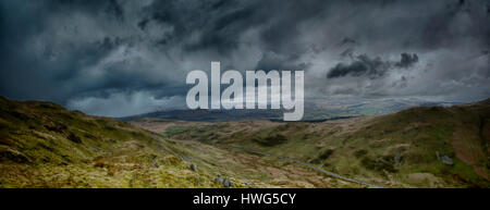 Moody Wolken über North Wales in Richtung Snowdon. Stockfoto