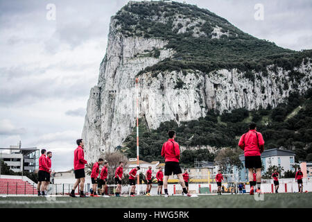 Gibraltar ausgebildet 21. März 2017 – The Gibraltar Nationalkader im Victoria-Stadion in Vorbereitung für ihre FIFA World Cup European Qualifier Auswärtsspiel gegen Bosnien und Herzegowina am Samstag. 29 Mann-Kader trainiert heute vor einer endgültigen 23 ausgewählt werden, bevor sie am Donnerstag fahren. Bildnachweis: Stephen Ignacio/Alamy Live-Nachrichten Stockfoto