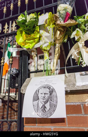 Belfast, UK. 21. März 2017. Blumen blieben im Sinn Féin Belfast Büro nach dem Tod des Ex-stellvertretender erster Minister für Nordirland Martin McGuinness Credit: Bonzo/Alamy Live News Stockfoto