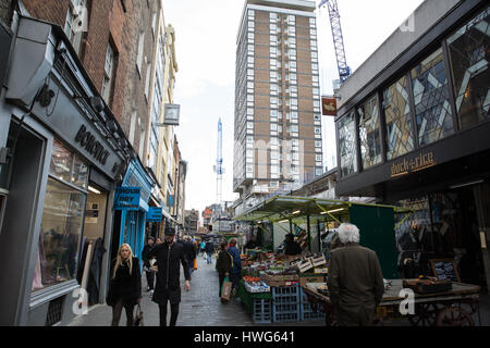 London, UK. 21. März 2017. Berwick Street in Soho, einer der ältesten Märkte Londons Markt. Heute verschrottet Westminster City Council Pläne zur Privatisierung der Markt durch die Ernennung eine externe Marktteilnehmer nach einer viel beachteten Kampagne und petition zu speichern. Bildnachweis: Mark Kerrison/Alamy Live-Nachrichten Stockfoto