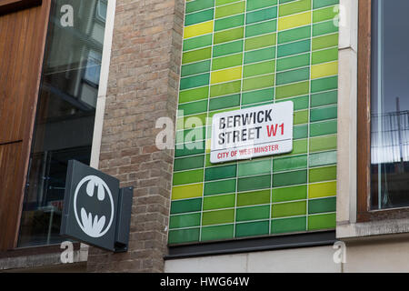 London, UK. 21. März 2017. Berwick Street in Soho, einer der ältesten Märkte Londons Markt. Heute verschrottet Westminster City Council Pläne zur Privatisierung der Markt durch die Ernennung eine externe Marktteilnehmer nach einer viel beachteten Kampagne und petition zu speichern. Bildnachweis: Mark Kerrison/Alamy Live-Nachrichten Stockfoto