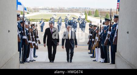 Arlington, Virginia. 21. März 2017. US-Verteidigungsminister Jim Mattis Escorts finnische Verteidigungsminister Jussi Niinisto pass Ehrengarde während der Ankunft Zeremonie im Pentagon 21. März 2017 in Arlington, Virginia. Bildnachweis: Planetpix/Alamy Live-Nachrichten Stockfoto