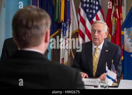 Arlington, Virginia. 21. März 2017. US-Verteidigungsminister Jim Mattis während eines bilateralen Treffens mit Finnisch Verteidigungsminister Jussi Niinisto im 21. März 2017 Pentagon in Arlington, Virginia. Bildnachweis: Planetpix/Alamy Live-Nachrichten Stockfoto