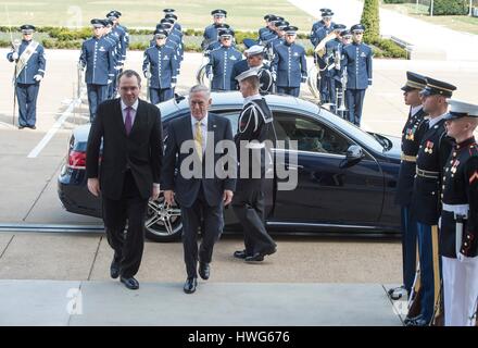 Arlington, Virginia. 21. März 2017. US-Verteidigungsminister Jim Mattis Escorts finnische Verteidigungsminister Jussi Niinisto pass Ehrengarde während der Ankunft Zeremonie im Pentagon 21. März 2017 in Arlington, Virginia. Bildnachweis: Planetpix/Alamy Live-Nachrichten Stockfoto