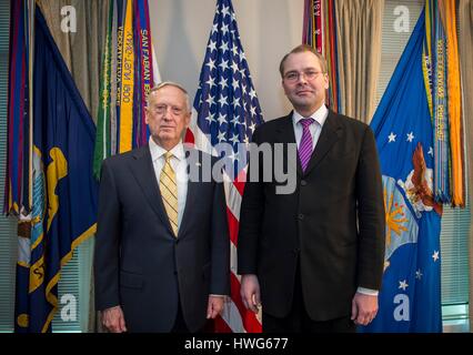 Arlington, Virginia. 21. März 2017. US-Verteidigungsminister Jim Mattis steht mit Finnisch Verteidigungsminister Jussi Niinisto vor ihrem bilateralen Treffen im Pentagon 21. März 2017 in Arlington, Virginia. Bildnachweis: Planetpix/Alamy Live-Nachrichten Stockfoto