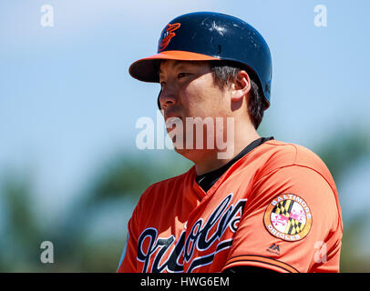 Ed Smith-Stadion. 21. März 2017. Florida, USA-Baltimore Orioles linker Feldspieler Hyun Soo Kim (25) am 1. base im 4. Inning in einem Frühling Trainingsspiel gegen Ed Smith-Stadion. Del Mecum/CSM/Alamy Live-Nachrichten Stockfoto