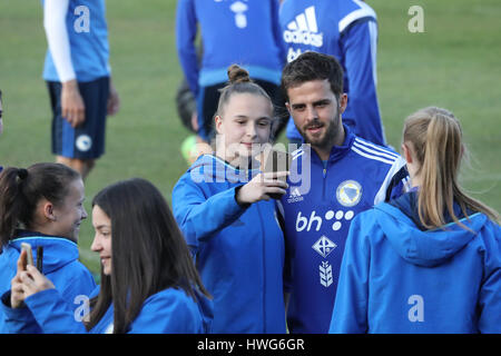 Zenica, Bosnien und Herzegowina. 21. März 2017. Spieler der Fußball-Nationalmannschaft von Bosnien und Herzegowina (BiH) Miralem Pjanic(2nd R) posiert für ein Foto während des Trainings in Zenica, Bosnien und Herzegowina, am 21. März 2017. Bosnien und Herzegowina spielt zwei Spiele, Qualifikation für die WM gegen Gibraltar in Zenica am 25 März und freundlich mit Albanien am 28. März in Elbasan. Bildnachweis: Haris Memija/Xinhua/Alamy Live-Nachrichten Stockfoto