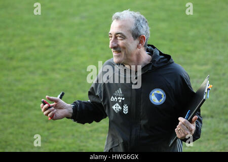 Zenica, Bosnien und Herzegowina. 21. März 2017. Headcoach des Fußball-Nationalmannschaft von Bosnien und Herzegowina (BiH) Mehmed Bazdarevic besucht das Training in Zenica, Bosnien und Herzegowina, am 21. März 2017. Bosnien und Herzegowina spielt zwei Spiele, Qualifikation für die WM gegen Gibraltar in Zenica am 25 März und freundlich mit Albanien am 28. März in Elbasan. Bildnachweis: Haris Memija/Xinhua/Alamy Live-Nachrichten Stockfoto