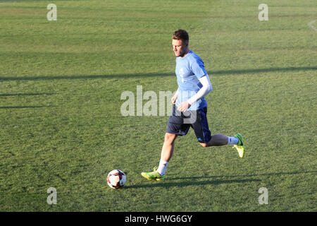 Zenica, Bosnien und Herzegowina. 21. März 2017. Spieler der Fußball-Nationalmannschaft von Bosnien und Herzegowina (BiH) Ervin Bicakcic besucht das Training in Zenica, Bosnien und Herzegowina, am 21. März 2017. Bosnien und Herzegowina spielt zwei Spiele, Qualifikation für die WM gegen Gibraltar in Zenica am 25 März und freundlich mit Albanien am 28. März in Elbasan. Bildnachweis: Haris Memija/Xinhua/Alamy Live-Nachrichten Stockfoto