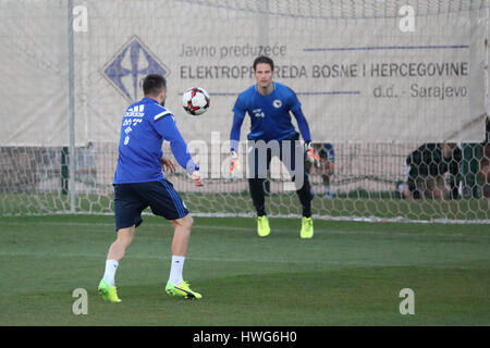 Zenica, Bosnien und Herzegowina. 21. März 2017. Spieler der Fußball-Nationalmannschaft von Bosnien und Herzegowina (BiH) besuchen das Training in Zenica, Bosnien und Herzegowina, am 21. März 2017. Bosnien und Herzegowina spielt zwei Spiele, Qualifikation für die WM gegen Gibraltar in Zenica am 25 März und freundlich mit Albanien am 28. März in Elbasan. Bildnachweis: Haris Memija/Xinhua/Alamy Live-Nachrichten Stockfoto